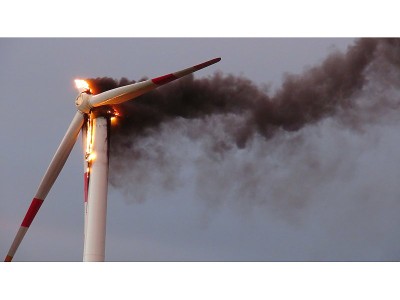 Windrad in Flammen bei Rodensleben